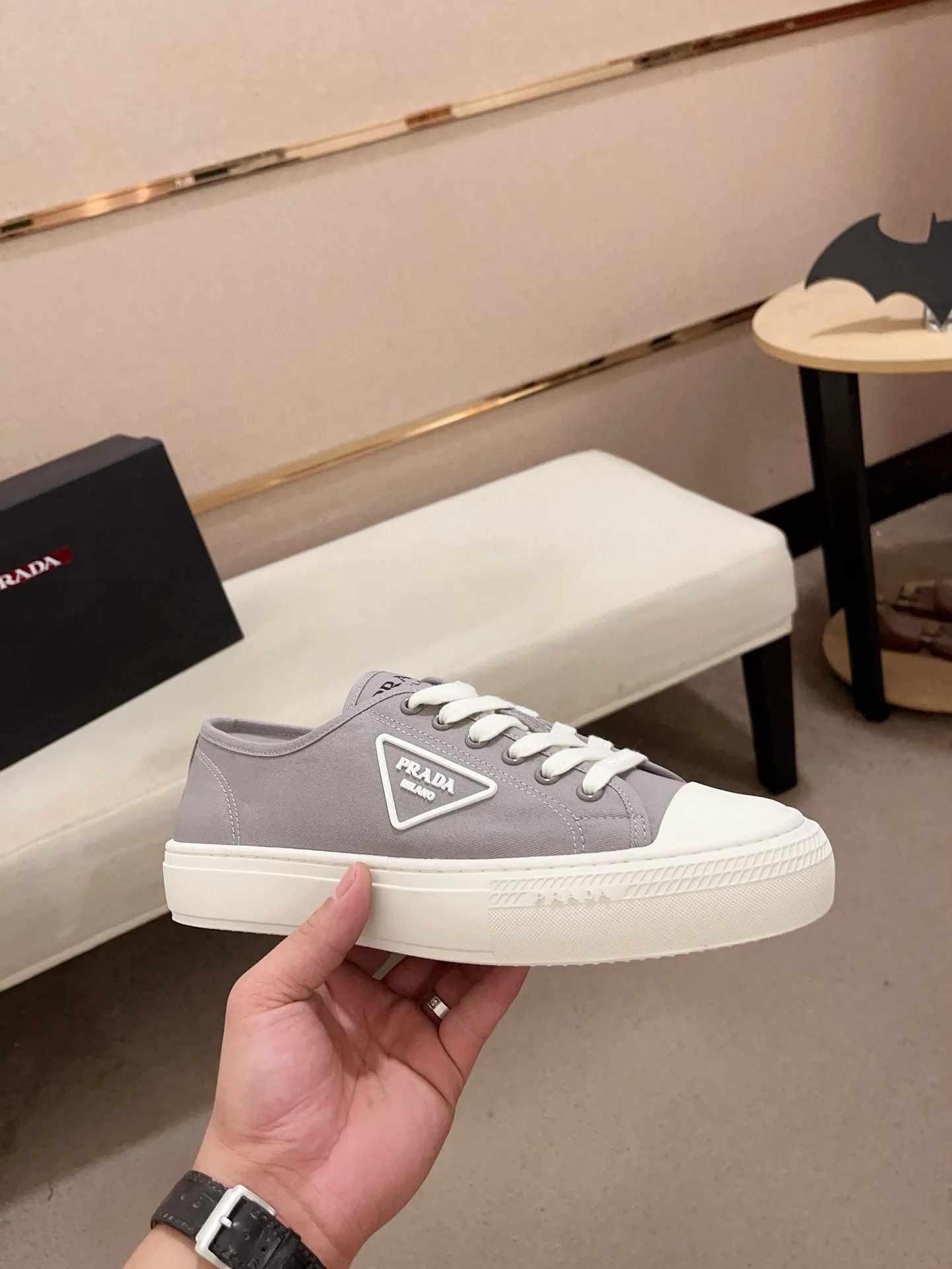Men's shoes 💰 580💰 ✔️✔️✔️High-quality new PRADA counters are launched at the same time. The new men's shoes and 😘fabrics are selected from first-layer cowhide and are made by pure handicrafts. Lining: Full cowhide lining. 👍🏿 High-end ☄️ air-cushion molded anti-slip rubber outsole, exquisite lines, simple and elegant, comfortable and high-end for leisure travel. Code number: 38 to 44 (45 can be customized)
